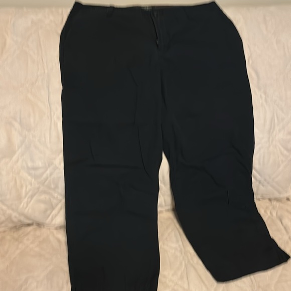 Black cotton Eddie Bauer capris. - Picture 2 of 4
